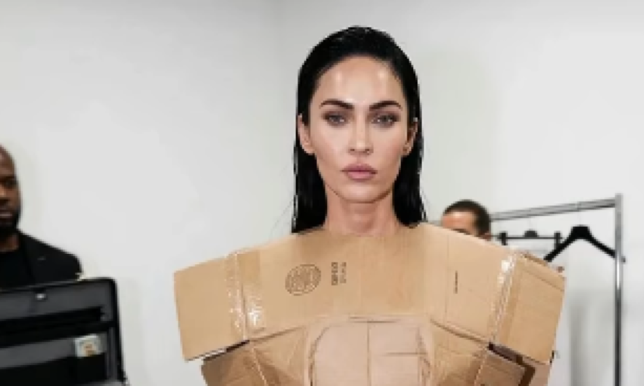 MODNI ŠOK ILI PREVARA? Kartonska haljina „Balensijage“ zaludela internet!