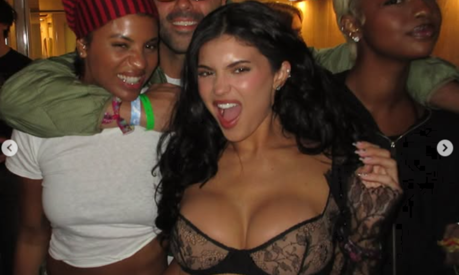 SVE NA IZVOL’TE! Kajli Džener u čipki koja jedva drži na mestu (FOTO)