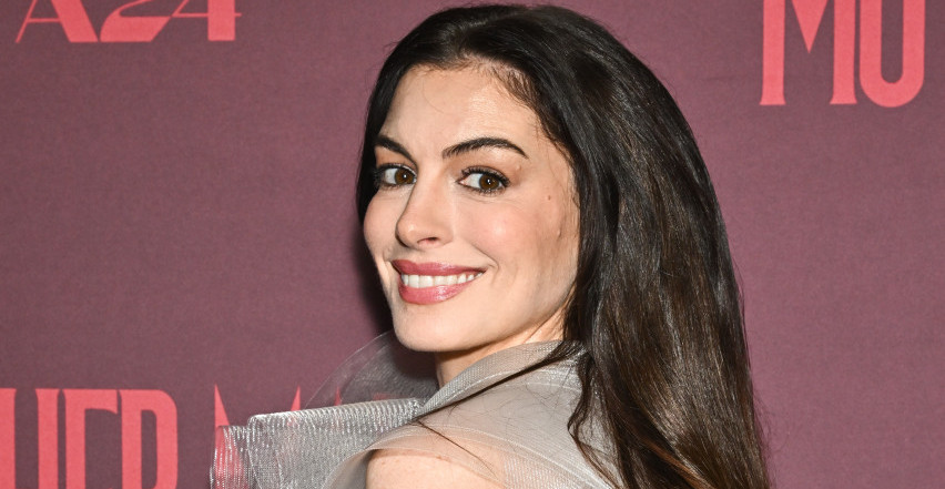 NAKIT VREDAN 100.000 DOLARA NA NJOJ SIJA ANĐEOSKI En Hatavej na premijeri u haljini koja izgleda kao san!