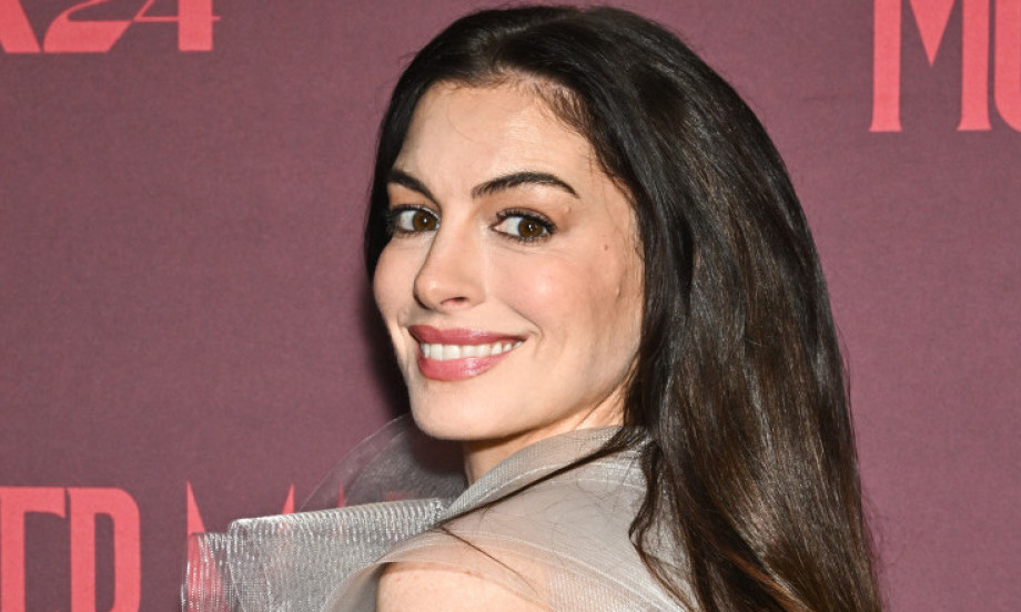 NAKIT VREDAN 100.000 DOLARA NA NJOJ SIJA ANĐEOSKI En Hatavej na premijeri u haljini koja izgleda kao san!