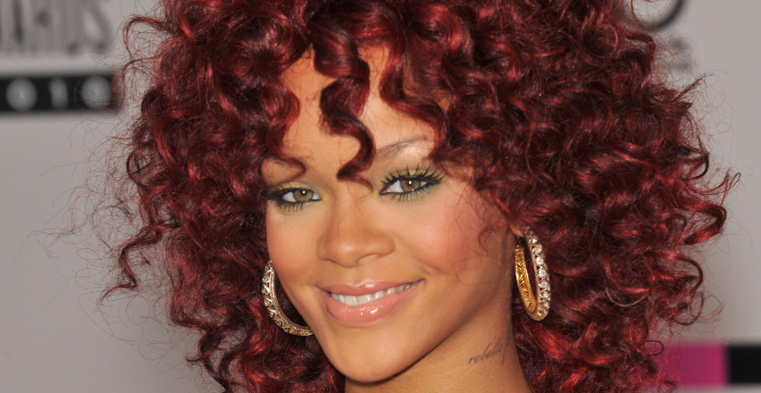 NAJJAČA BOJA OVE SEZONE! Rijani je zaštitni znak - „cherry cola“ nijansa pravi je hit i briše godine!