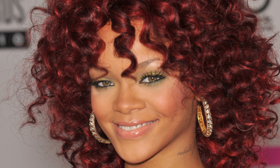 NAJJAČA BOJA OVE SEZONE! Rijani je zaštitni znak - „cherry cola“ nijansa pravi je hit i briše godine!