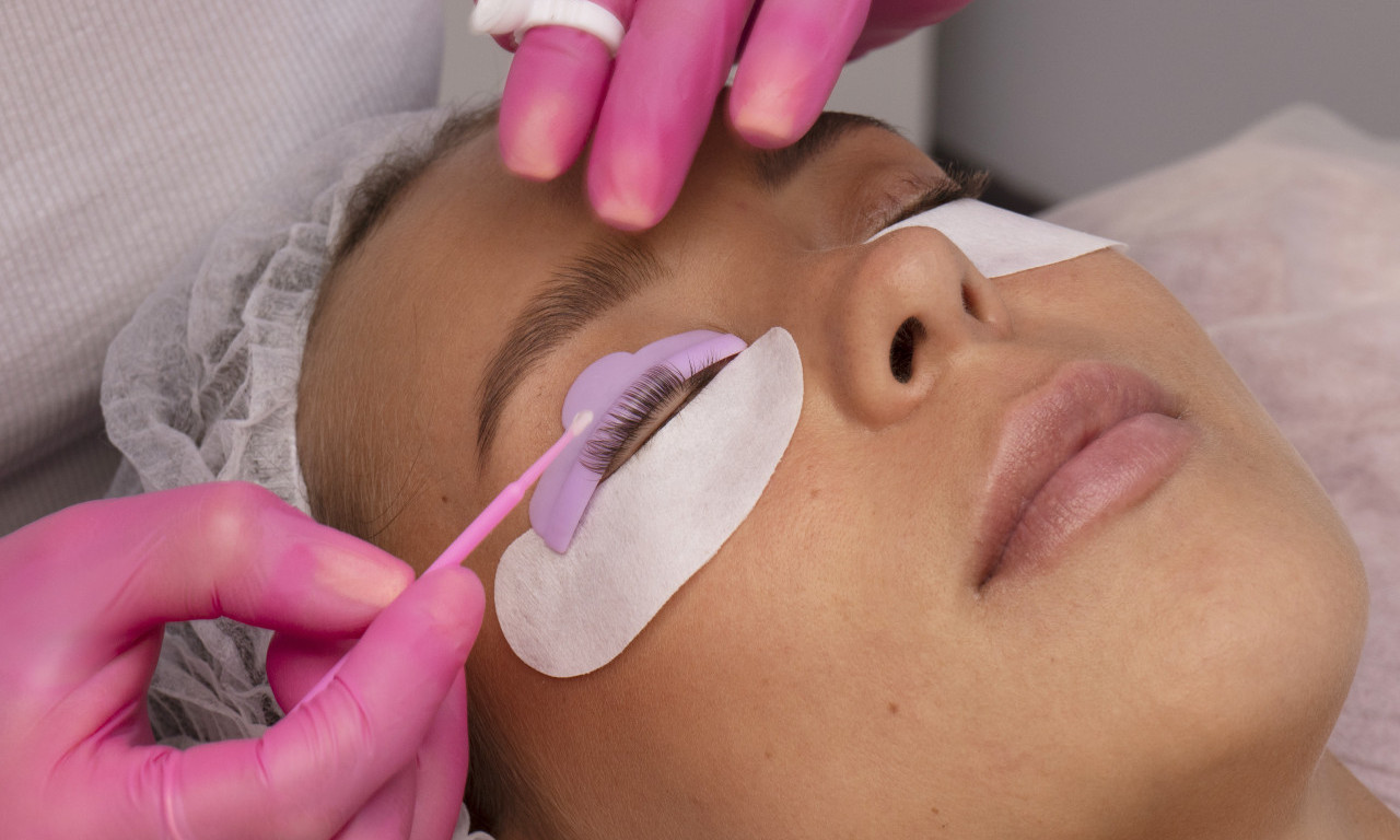 KOREJSKO UVIJANJE TREPAVICA OSVAJA SVET Novi bjuti trend koji zamenjuje maskaru, evo i kako!