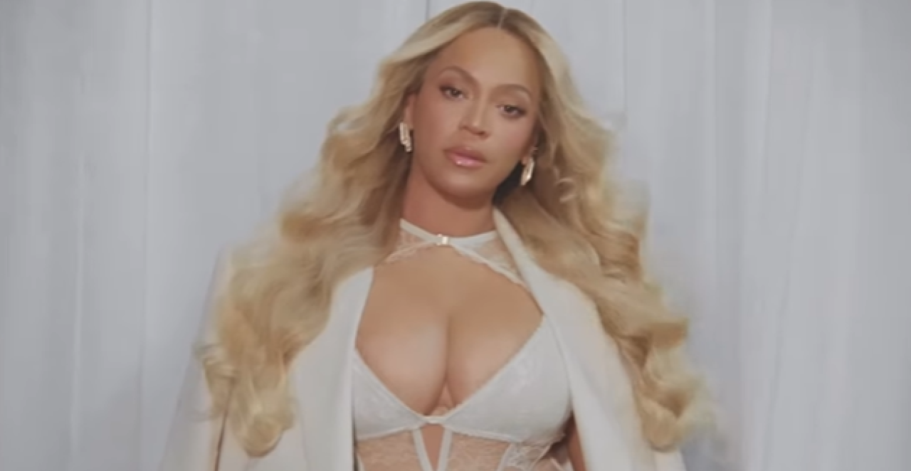 SEKSEPIL NA MAKSIMUMU! Bijonse u korsetu napravila haos na mrežama, ko bi joj odoleo? (VIDEO)