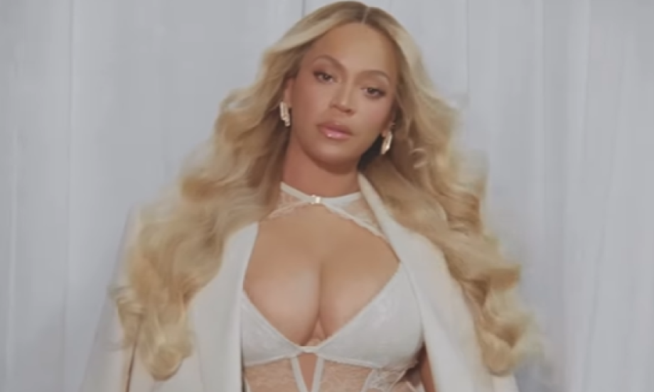 SEKSEPIL NA MAKSIMUMU! Bijonse u korsetu napravila haos na mrežama, ko bi joj odoleo? (VIDEO)