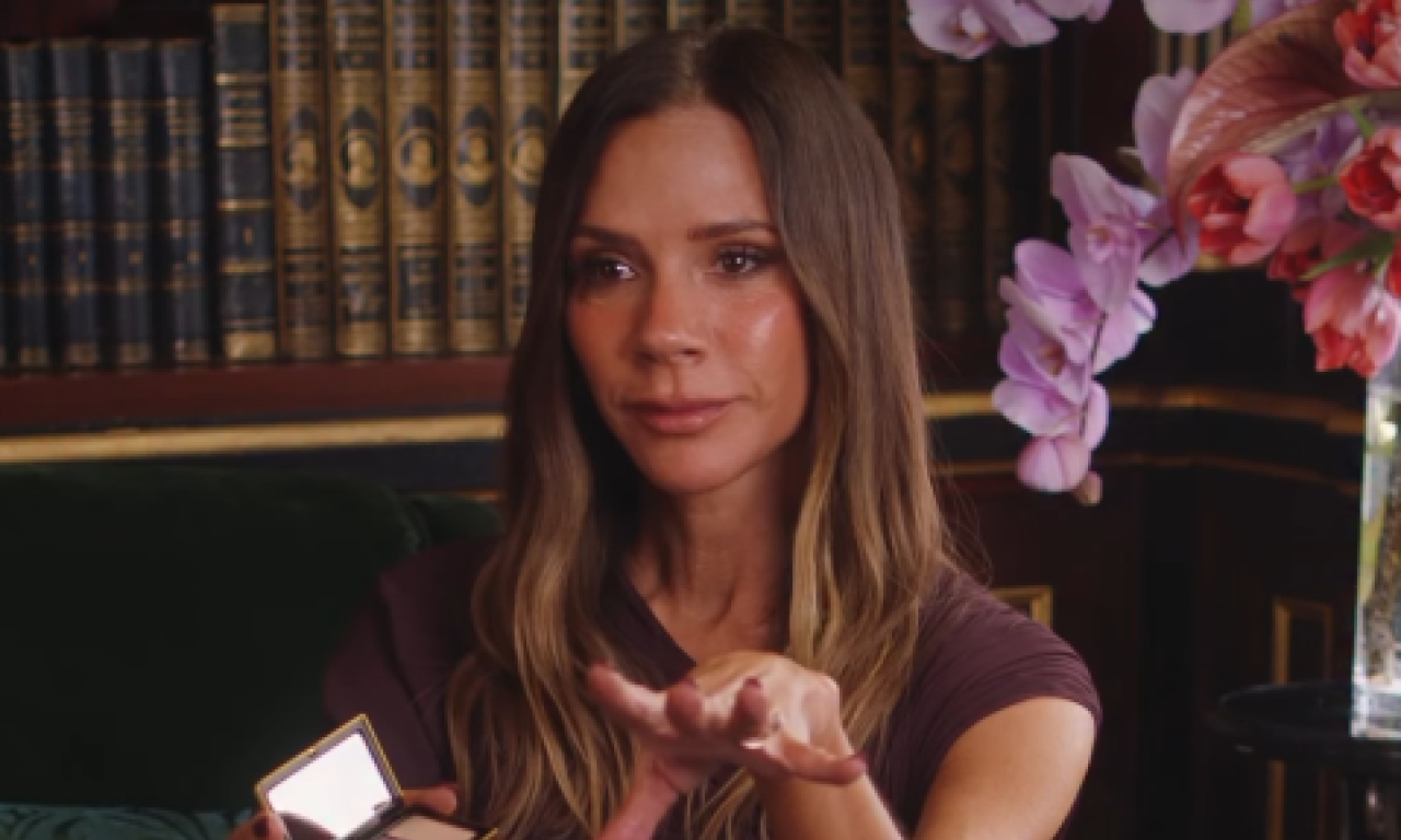 DANAS PUNI 52, A IZGLEDA KAO DEVOJČICA Viktorija Bekam ne stari, ovo je njena tajna (VIDEO)