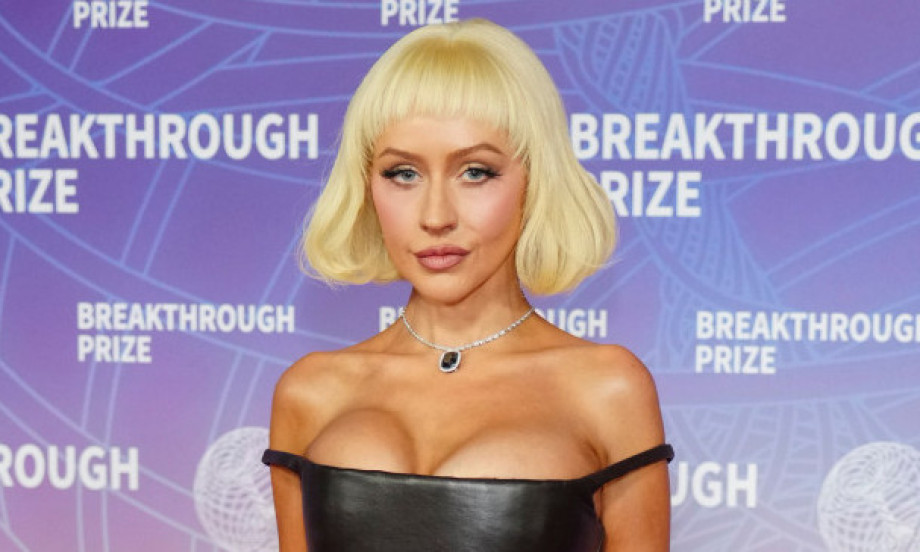 SVE JE PRŠTALO OD SEKSEPILA Kristina Agilera u korsetu i brutalnim štiklama zapalila crveni tepih! (FOTO)