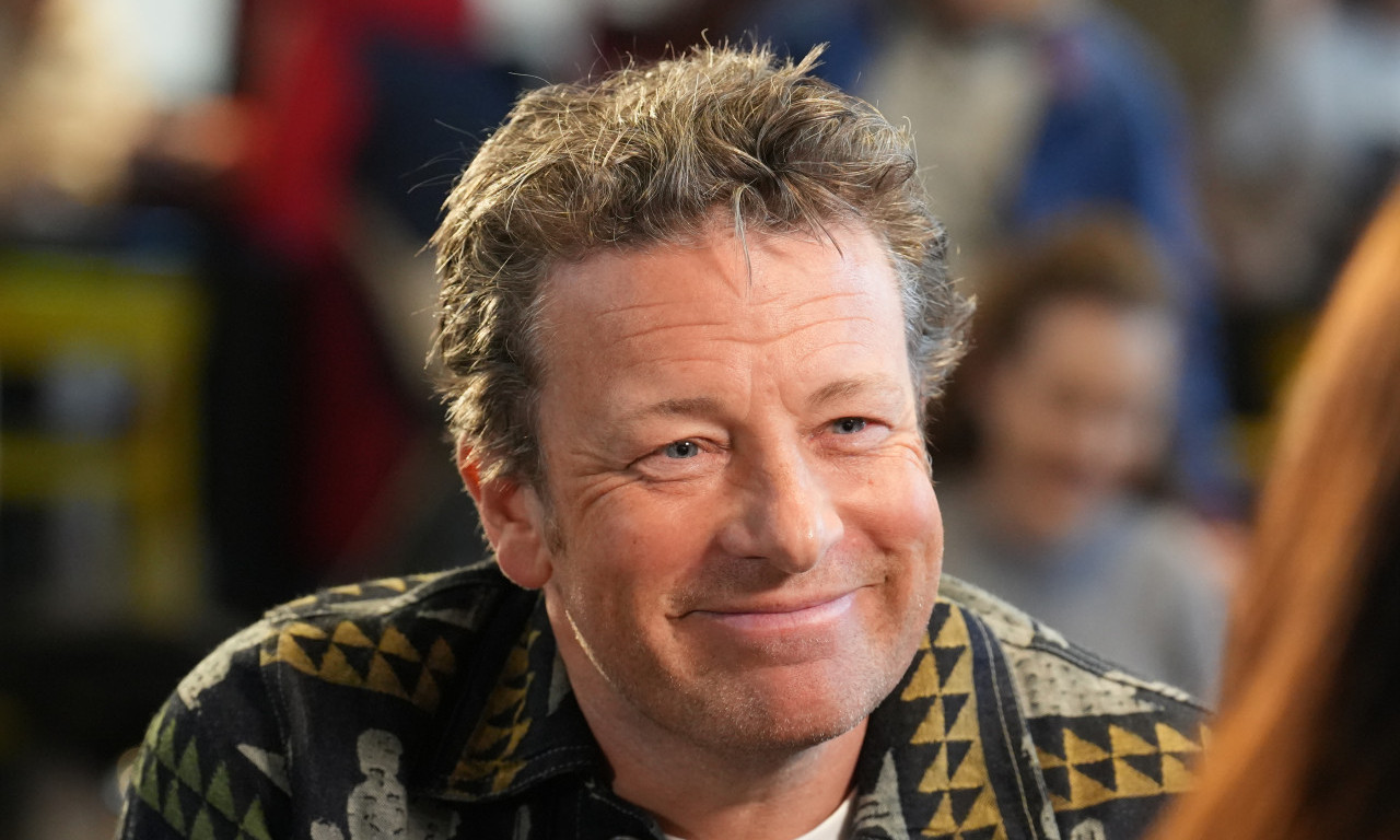 ŠOK NA BEOGRADSKOJ PIJACI Džejmi Oliver među tezgama probao kajmak i nije krio oduševljenje!