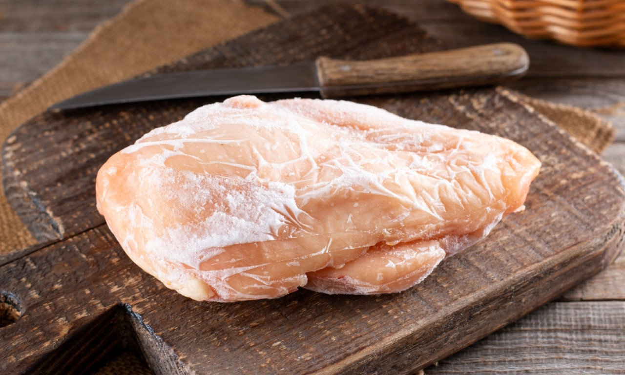 PILETINA U ZAMRZIVAČU NE TRAJE VEČNO Za celo pile važi jedno pravilo, a mleveno meso se najbrže kvari