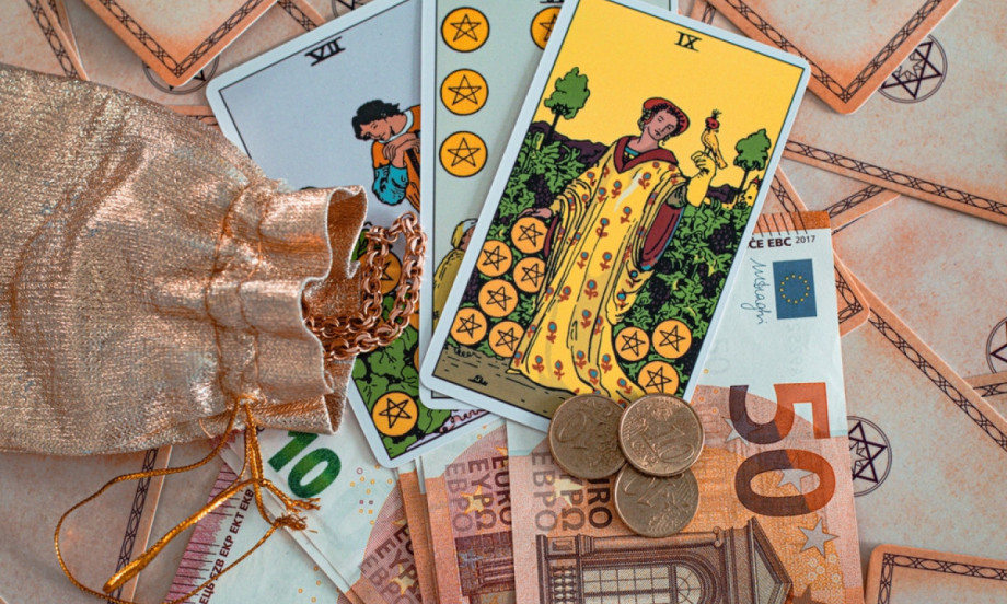 FINANSIJSKI HOROSKOP ZA MAJ 2026: Blizanci otvaraju nova vrata, Ribe konačno traže više