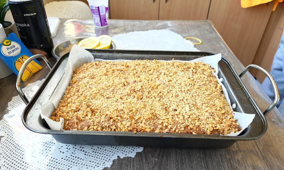 STARINSKI SOČNI BRZI KOLAČ SA ORASIMA I GRIZOM, SAN SNOVA!