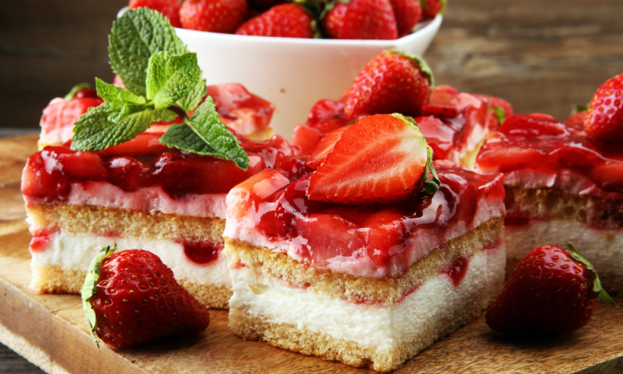 KOLAČ SA JAGODAMA KOJI NESTAJE SA STOLA Toliko je mekan i lagan da će svi tražiti još jedno parče