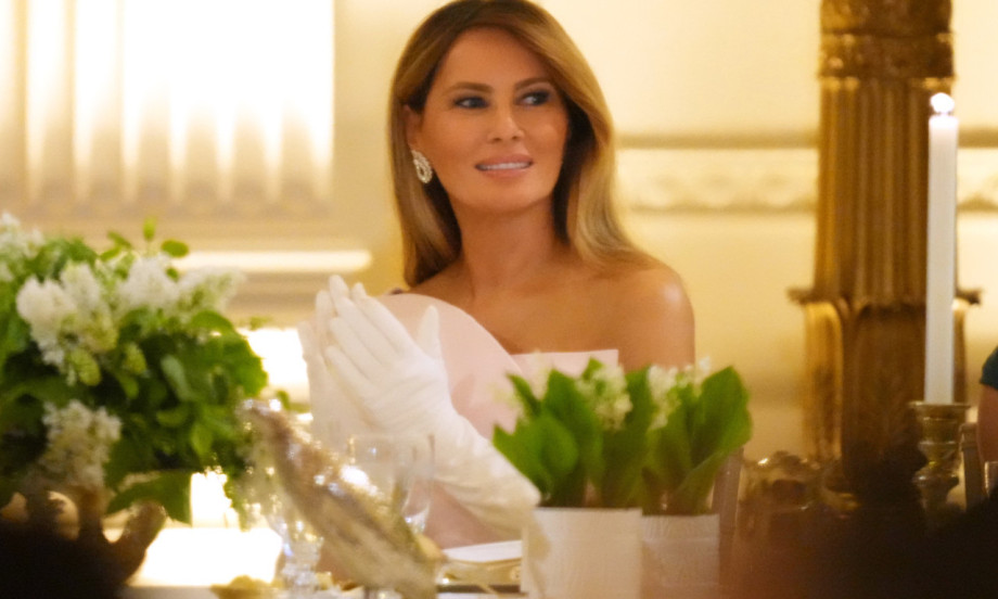 DIOROM NA DIJAMANTE Večera za pamćenje: Melanija u nežnoružičastoj svili, Kamila u ametistima i kraljevskom glamuru!