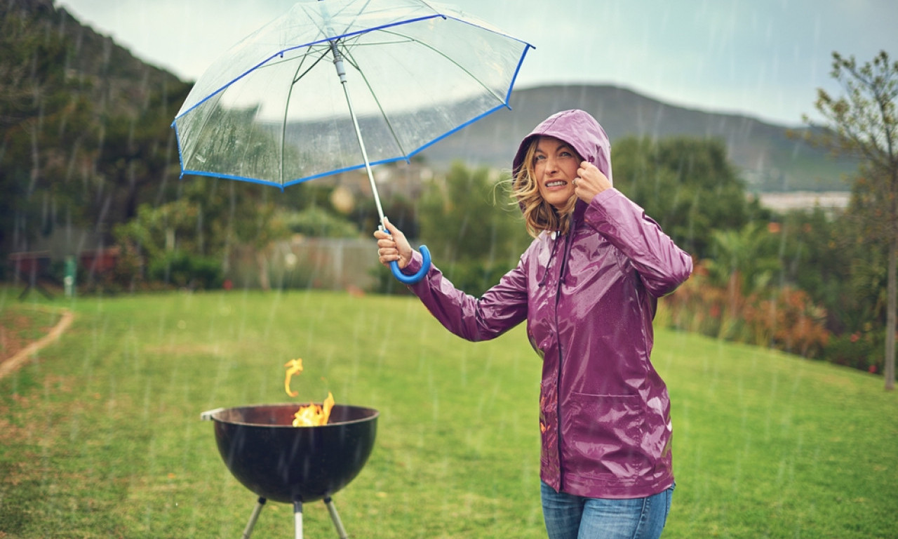 PRVI MAJ NA HLADNOM VAZDUHU Kako da roštiljate napolju i kad vreme nije baš idealno