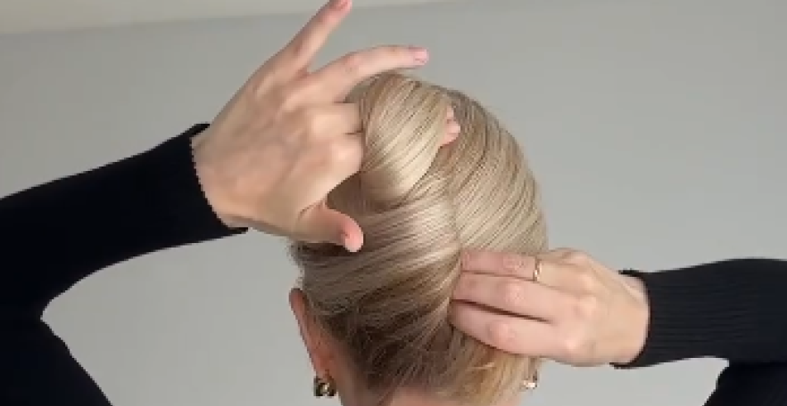 FRANCUSKI ČVOR KOJI UVEK IZGLEDA SKUPO Elegantna frizura za svaki dan – pravi se lakše nego što mislite (DIY VIDEO)