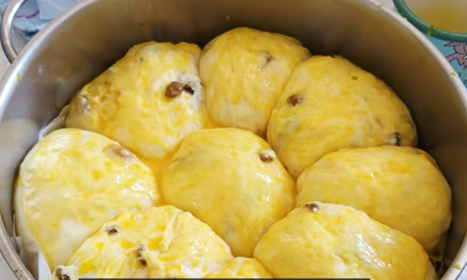 ČUVENI ITALIJANSKI KOLAČ PANATONE Razvlači se u stotine niti - poslastičari čuvaju tajne kao oči! (VIDEO)