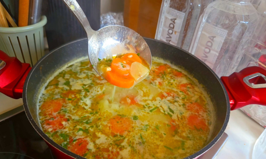 DOMAĆA kafanska bela čorba od proceđene supe (VIDEO)