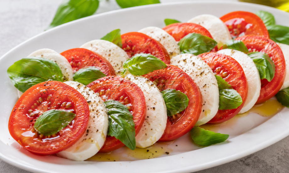 KAPREZE SALATA JE NAJOSVEŽAVAJUĆI LETNJI OBROK Pravi se za 10 minuta, a ukus osvaja na prvi zalogaj