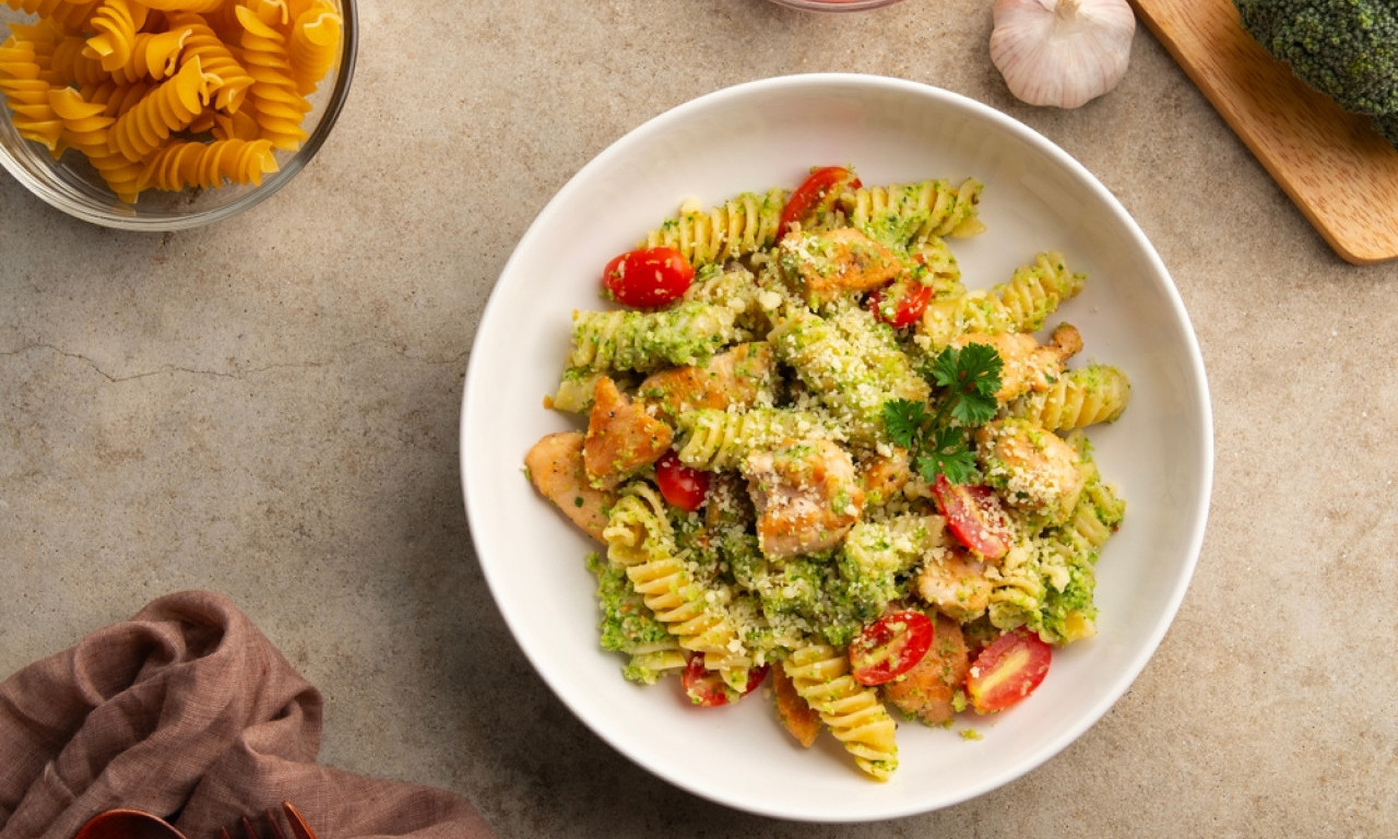 SAVRŠENA TESTENINA SALATA SA PILETINOM Gotova je za 30 minuta, osvežava i drži sitim satima! (RECEPT)
