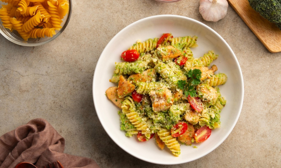SAVRŠENA TESTENINA SALATA SA PILETINOM Gotova je za 30 minuta, osvežava i drži sitim satima! (RECEPT)