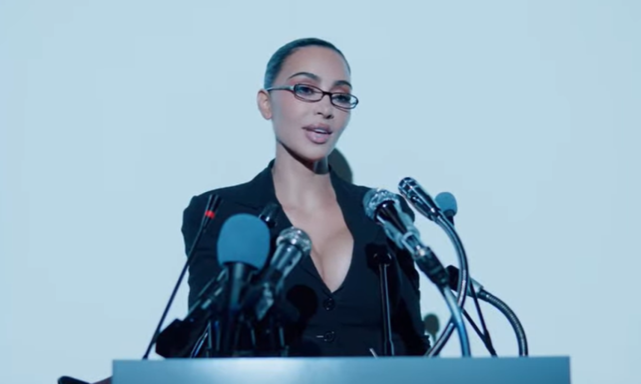 KIM SE NARUGALA SAMA SEBI Nova reklama postala hit zbog brutalnih šala o plastičnim operacijama i padu na ispitu (VIDEO)