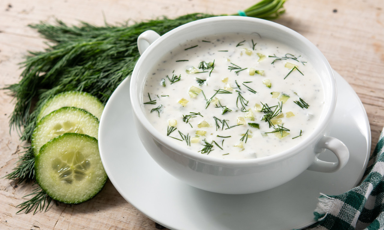 NAPRAVITE PRAVI GRČKI TZATZIKI ZA 10 MINUTA Osvežavajući sos koji se savršeno slaže uz roštilj i giros