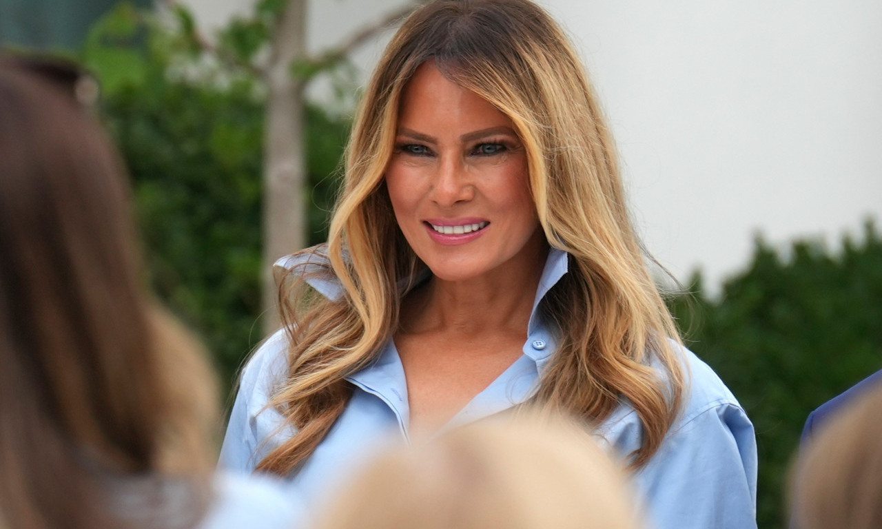 MELANIJA TRAMP SE VRATILA U VELIKOM STILU Posle mesec dana pojavila se u kombinaciji koja je ono što se traži! (FOTO)