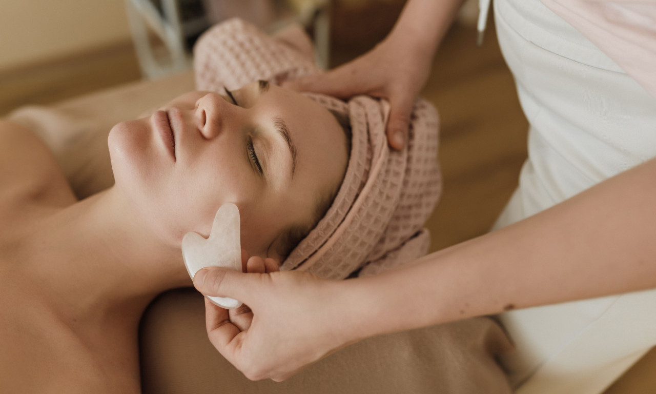 GUA SHA KAMEN JE POSTAO HIT U NEZI LICA Evo šta zaista može da uradi koži i kako se pravilno koristi