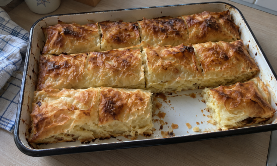 STARINSKA PITA SA GRIZOM OD GOTOVIH KORA Jeftina, sočna i sve se meri jednom čašom