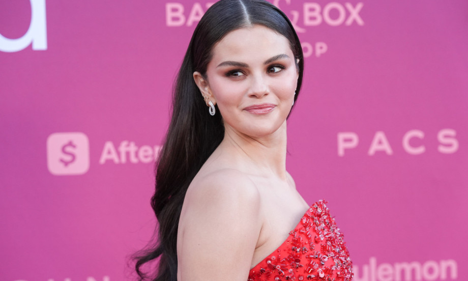 SELENA GOMEZ ZABLISTALA U CRVENOJ PRADI Detalj na struku podseća na ružu
