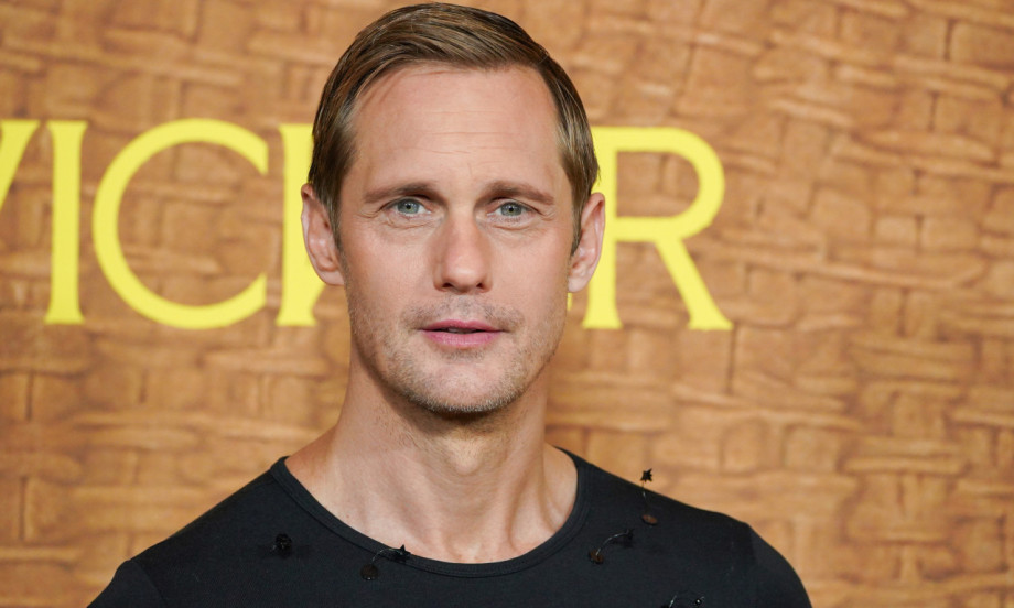 KOLEGINICU NOSI NA GRUDIMA, SUKNJU NA PREMIJERI Aleksandar Skarsgard ima svoj recept za crveni tepih (FOTO)